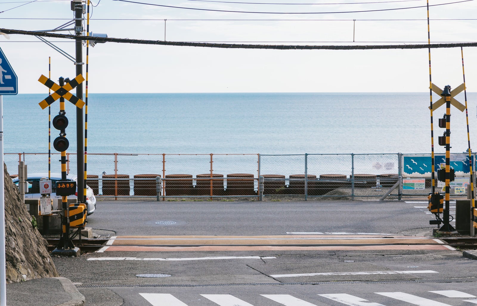 「江ノ島の海が広がる鎌倉高校前駅の踏切」の写真