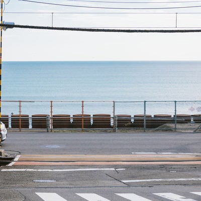 江ノ島の海が広がる鎌倉高校前駅の踏切の写真