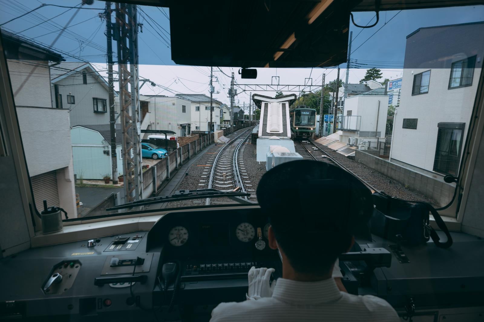 「江ノ電先頭車両と車掌」の写真