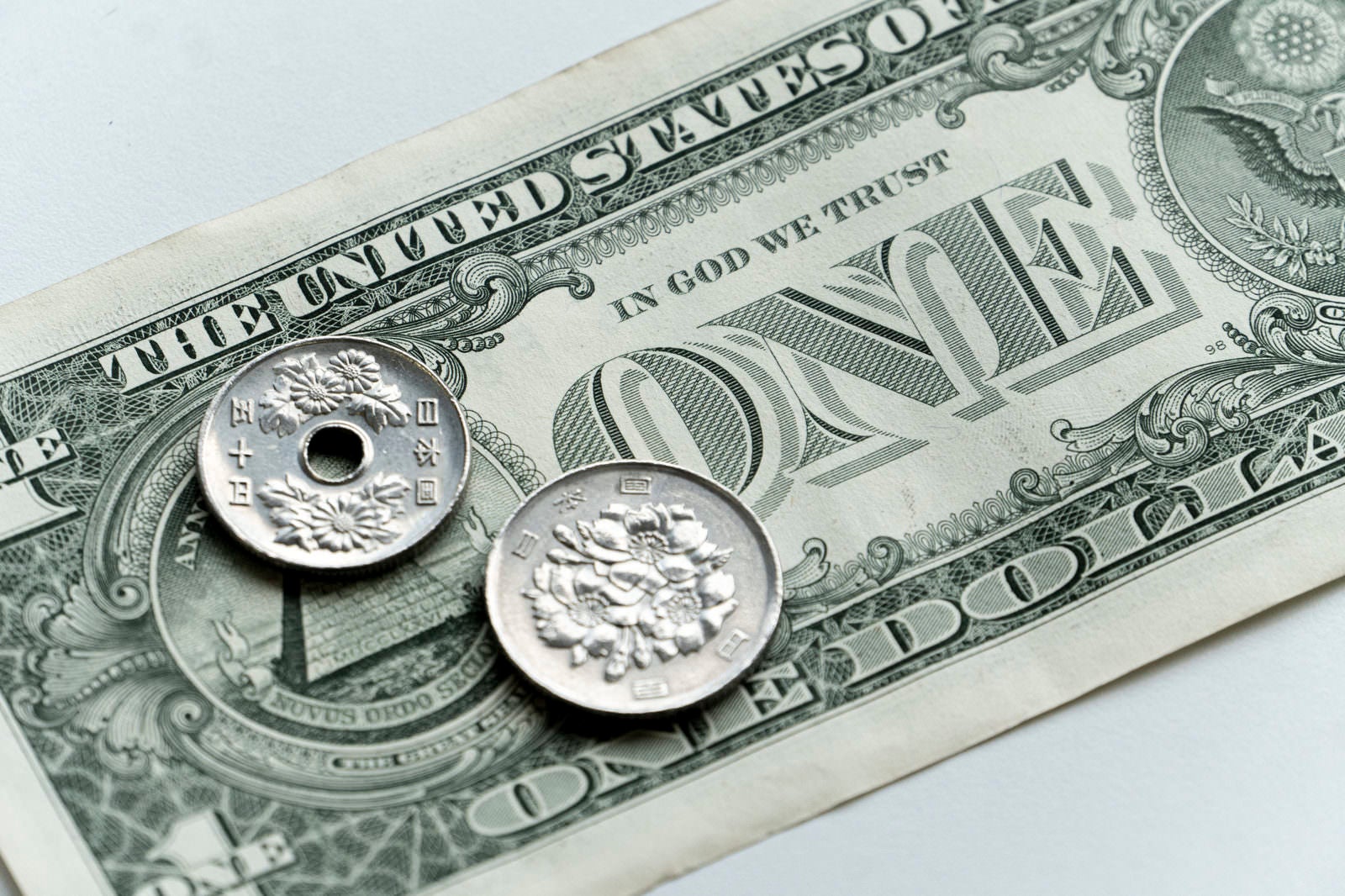 「1ドルと150円玉」の写真