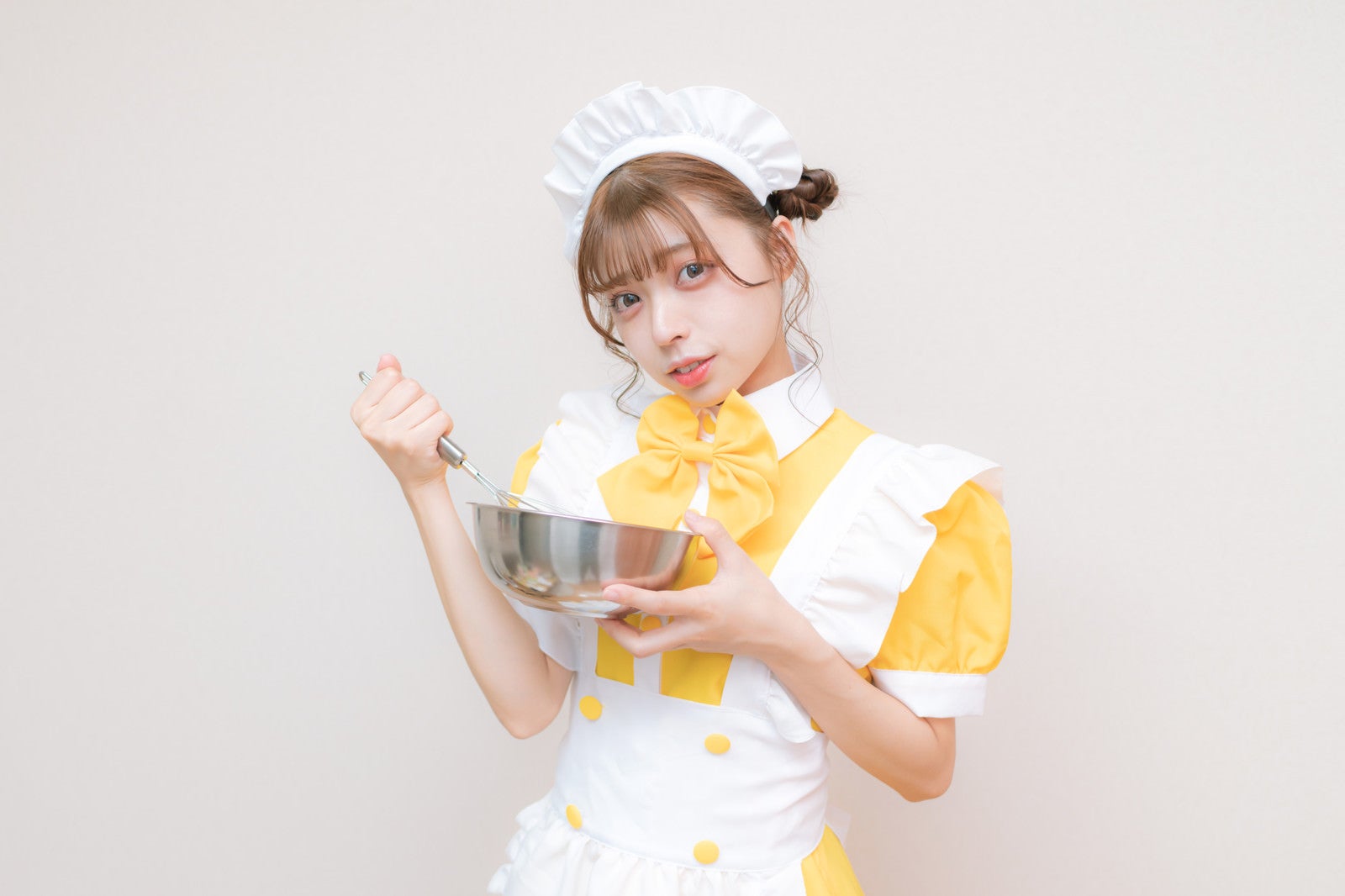 「エプロン姿で料理をする女性」の写真［モデル：高尾実生］