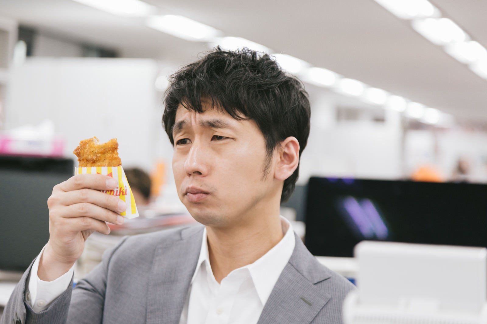 「フライドチキンの美味しさに感動する男性」の写真［モデル：大川竜弥］