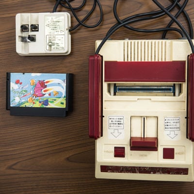 昭和のゲーム機本体とカセットにRFスイッチの写真
