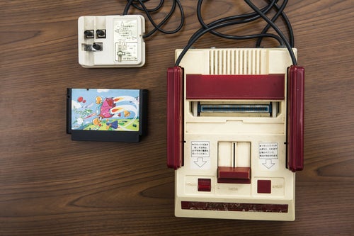 昭和のゲーム機本体とカセットにRFスイッチの写真