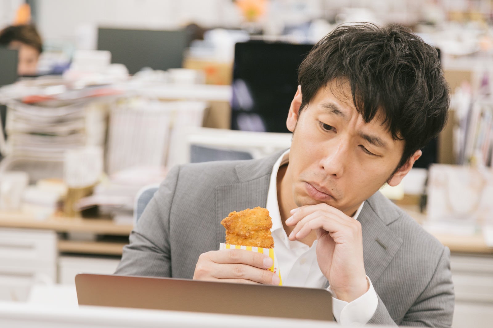 「「仕事中に食べたら怒られるかな？」と悩むチキン野郎」の写真［モデル：大川竜弥］