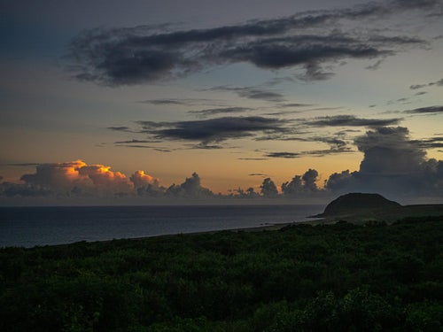 日没を迎える摺鉢山の写真