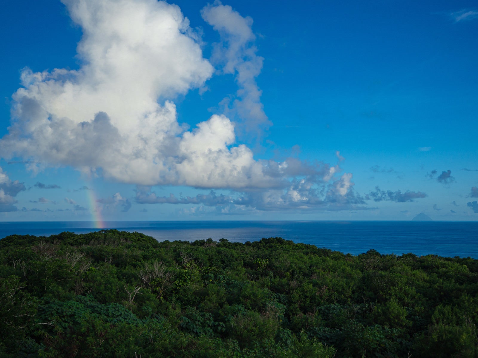 「虹と遠くに霞む南硫黄島」の写真