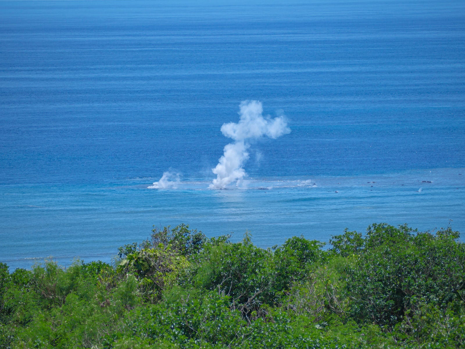 「翁浜沖に立ち上る海底火山の噴火による水蒸気」の写真