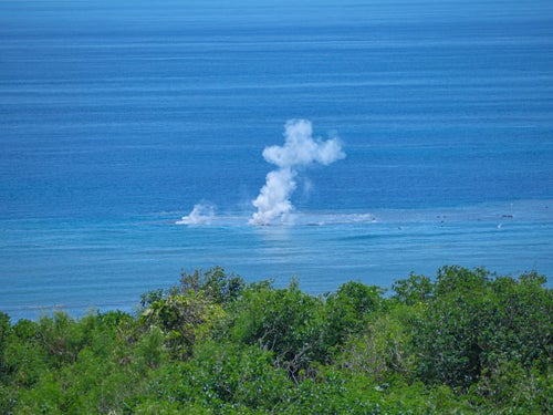 翁浜沖に立ち上る海底火山の噴火による水蒸気の写真