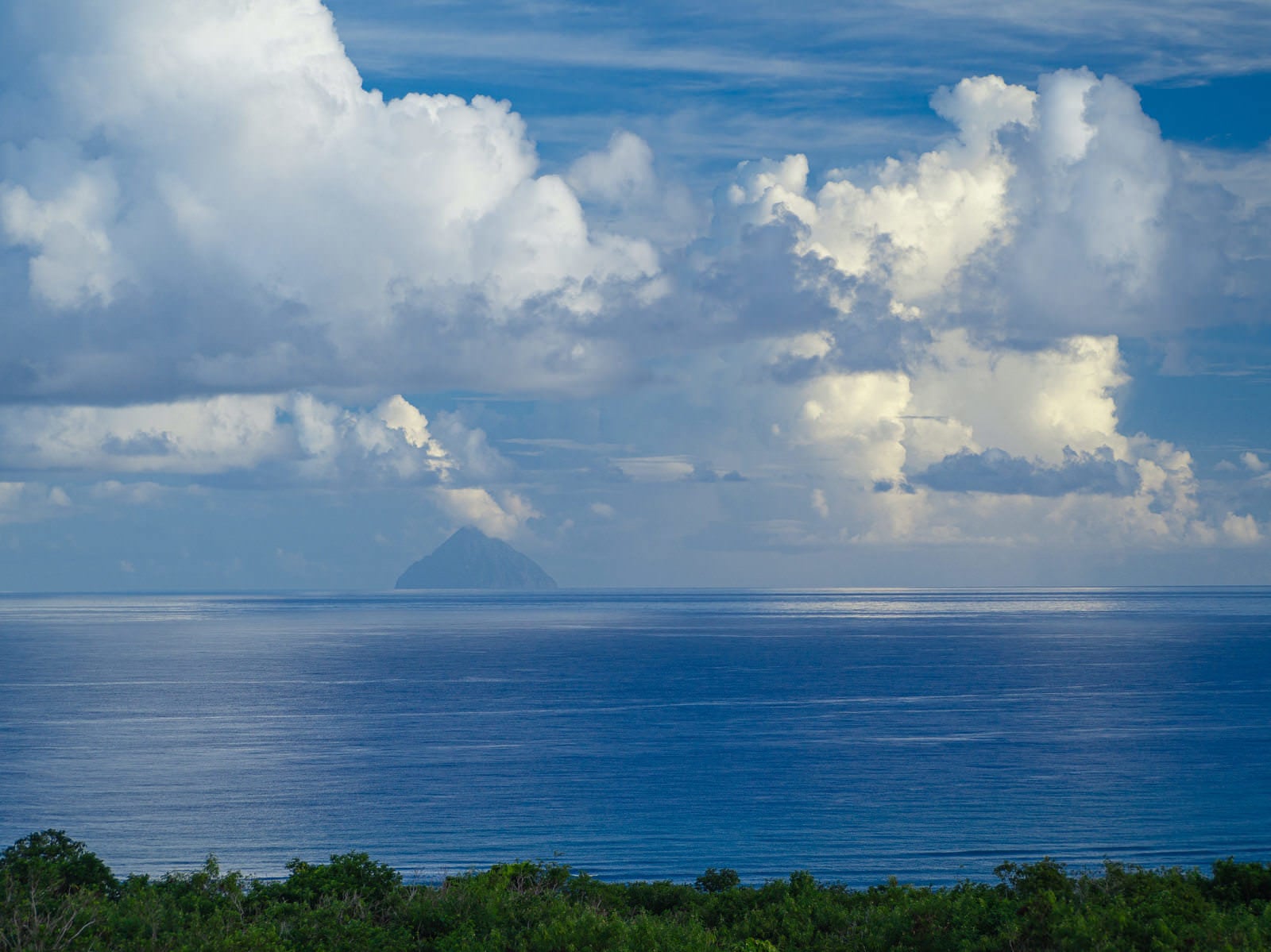 「雲を映す滑らかな海に浮かぶ南硫黄島」の写真