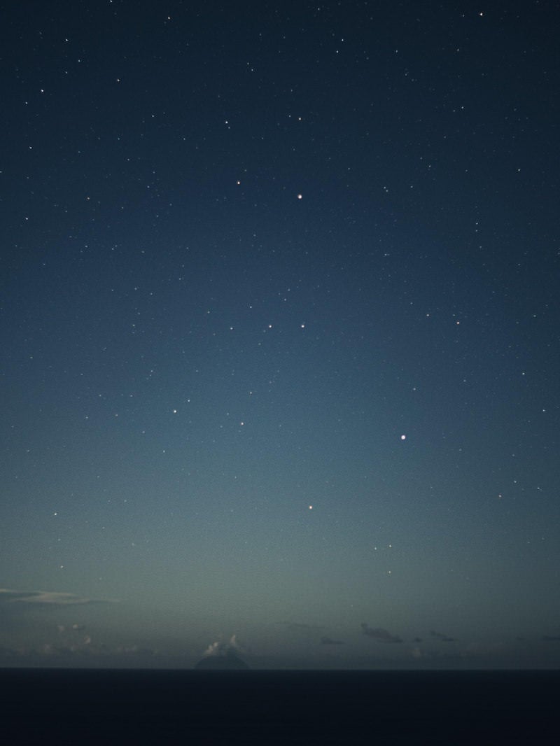 「月夜にぼんやりと照らされる南硫黄島」の写真