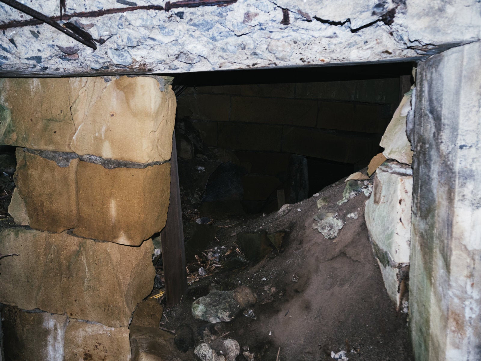 「崩れて土砂に埋もれる船見台トーチカ内部」の写真