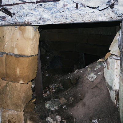 崩れて土砂に埋もれる船見台トーチカ内部の写真
