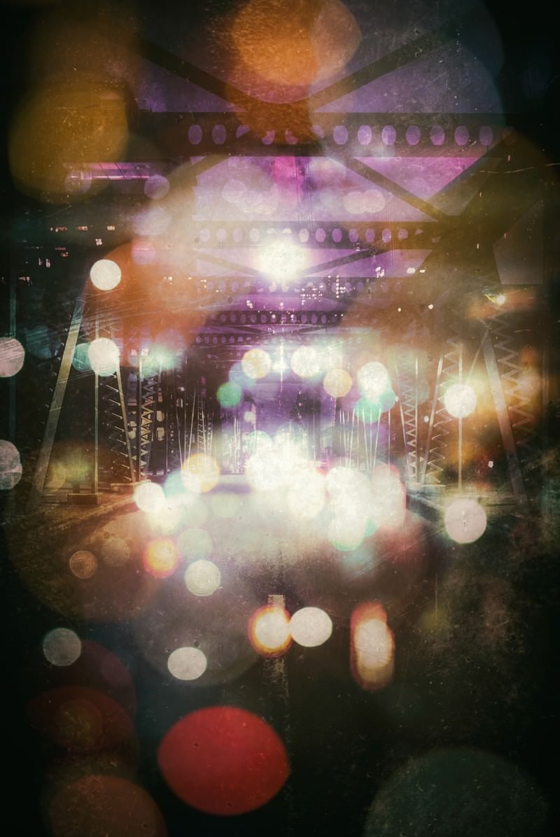 「綺羅びやかな玉ボケと陸橋」の写真