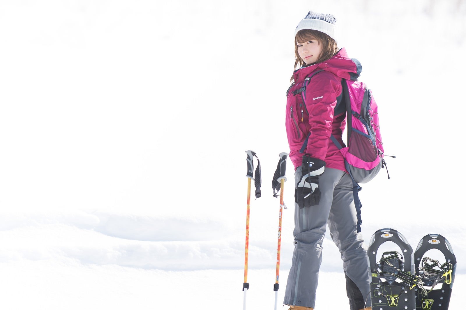 「スノーシューで早く歩き出したいベテラン雪山女子」の写真［モデル：茜さや］