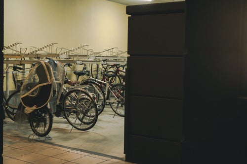 駐輪場と自転車の写真