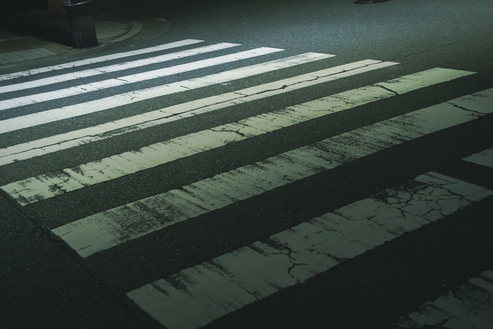 「暗がりの横断歩道」の写真