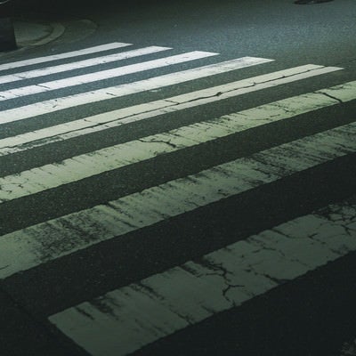 暗がりの横断歩道の写真