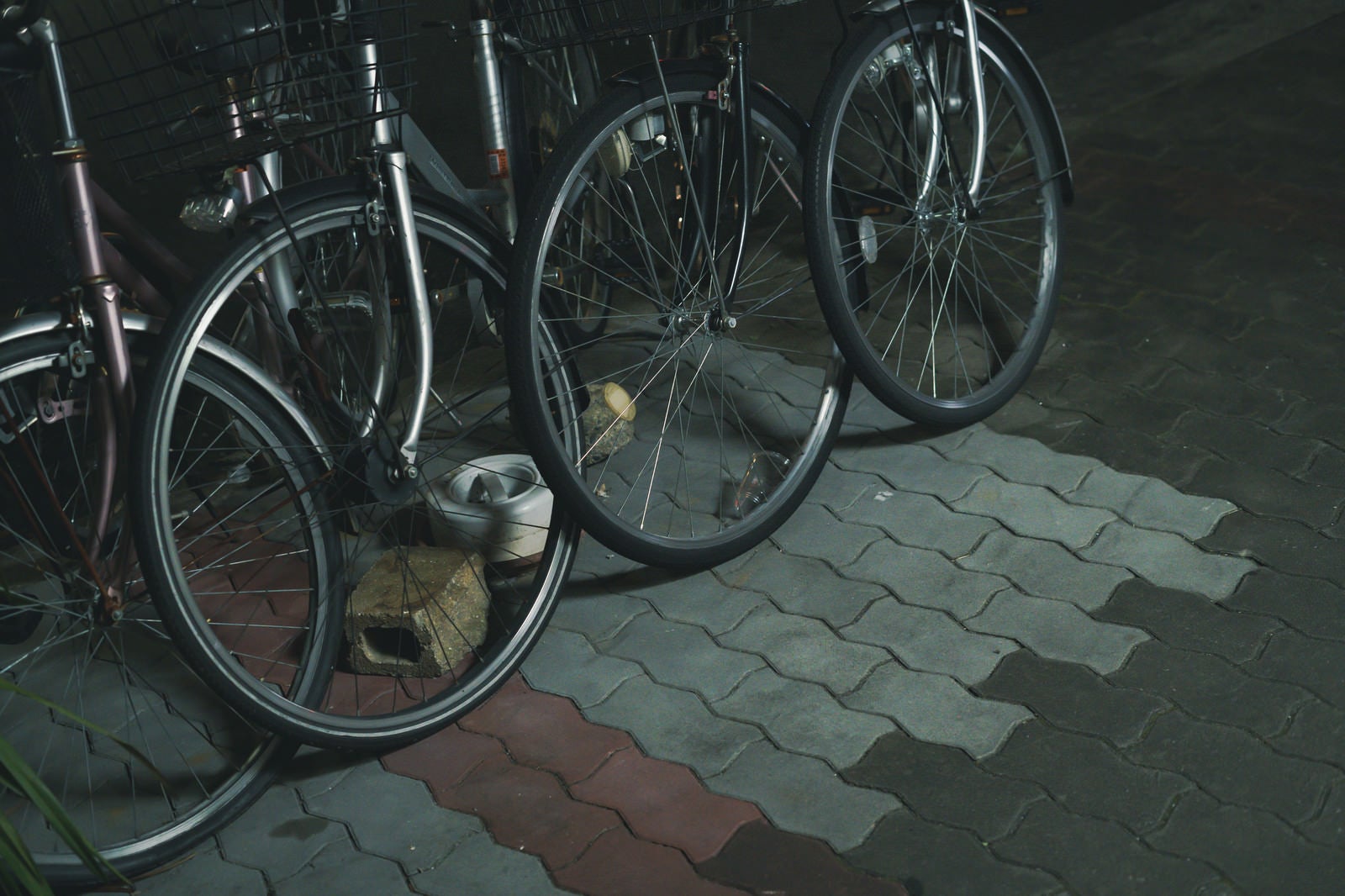 「駐輪中の自転車の前輪」の写真