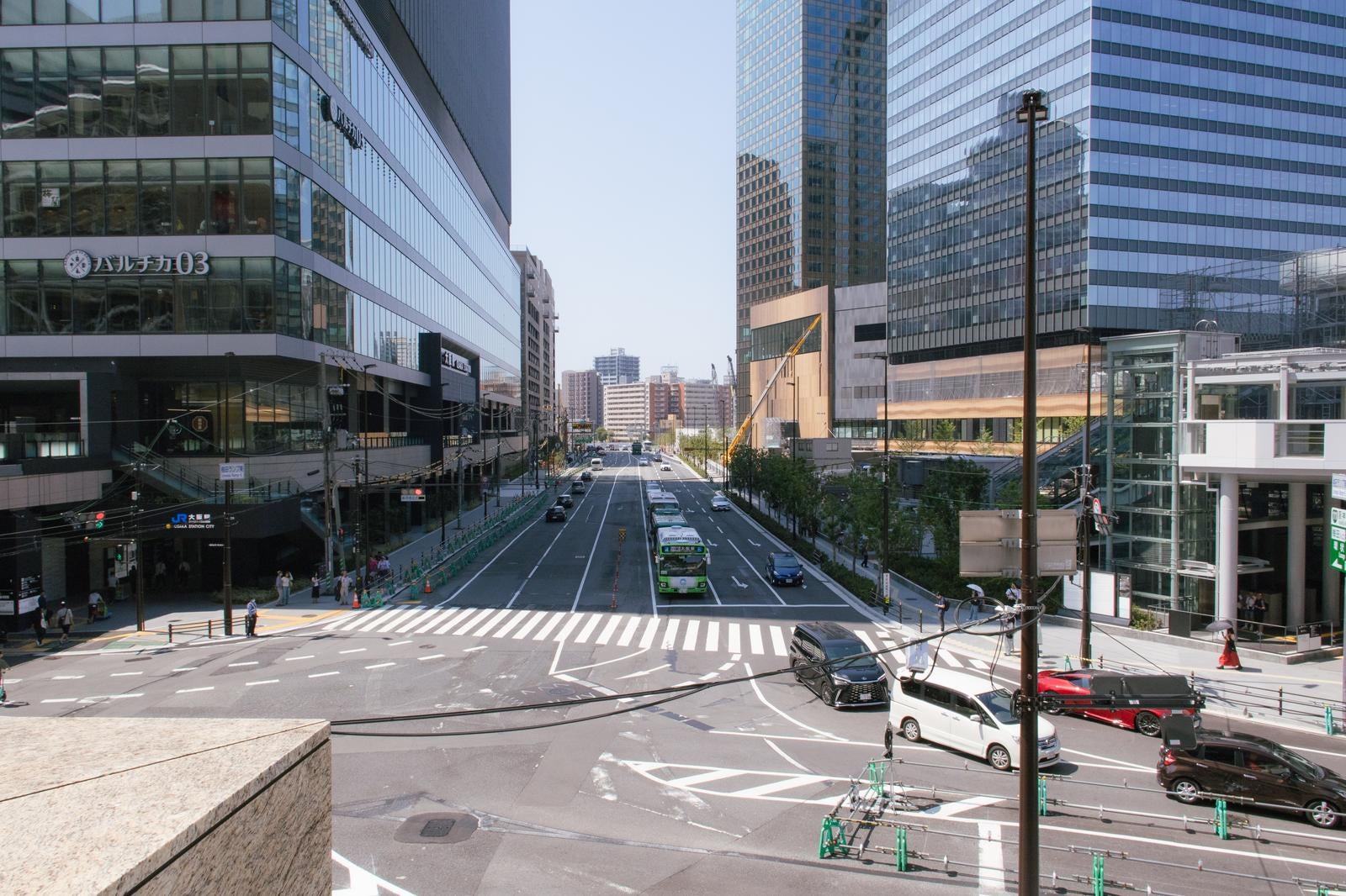 「JR大阪駅西口のバルチカ03と北梅田通り」の写真