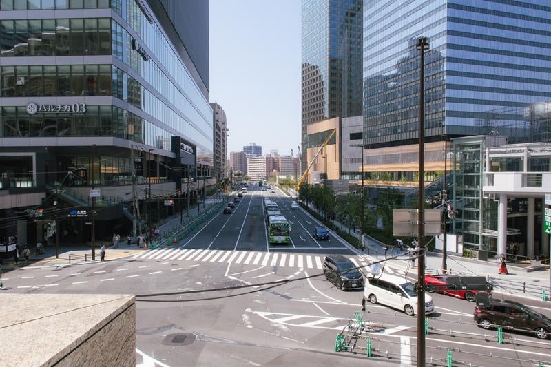 JR大阪駅西口のバルチカ03と北梅田通りの写真