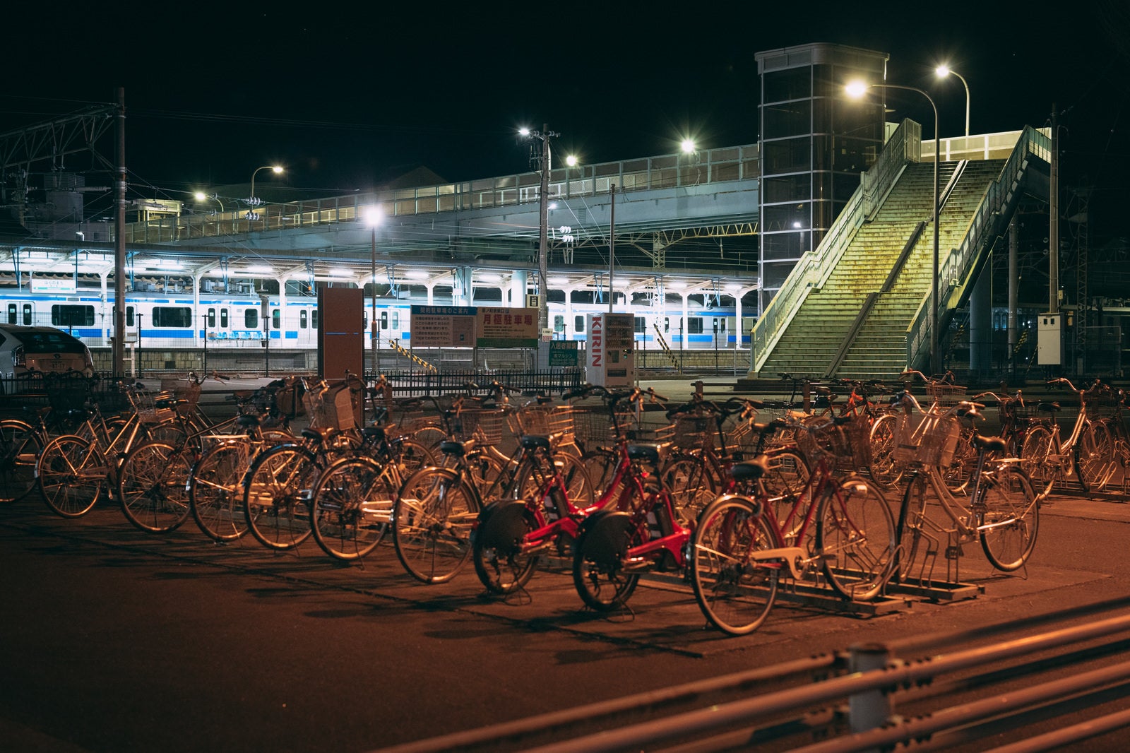 「原ノ町駅の駐輪場（夜）」の写真