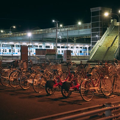 原ノ町駅の駐輪場（夜）の写真