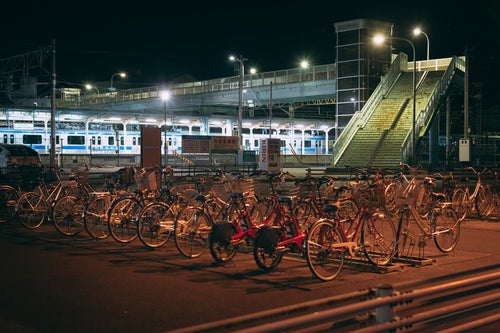 原ノ町駅の駐輪場（夜）の写真