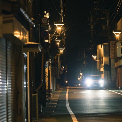 夜の広野町を走行する車の写真