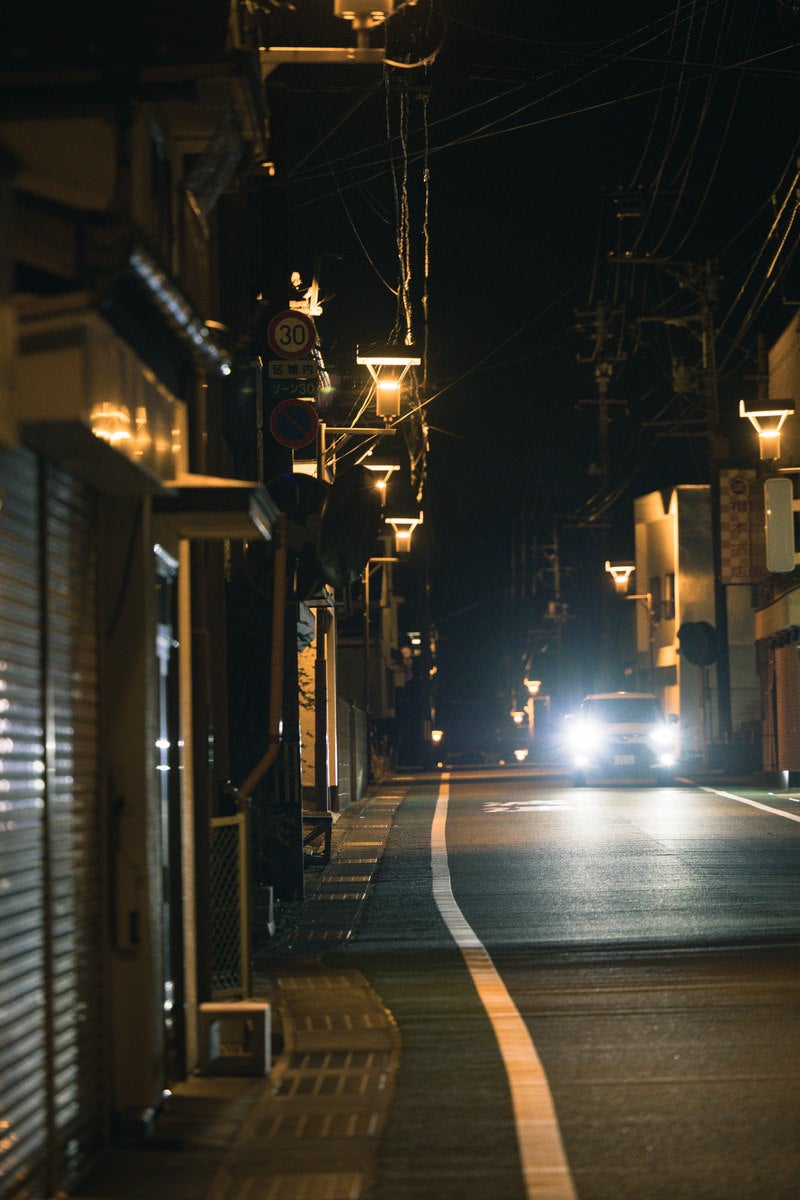 「夜の広野町を走行する車」の写真
