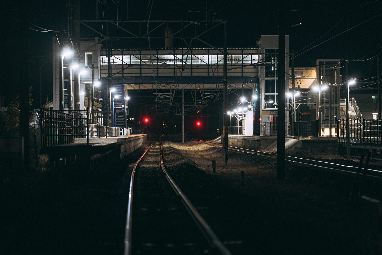 「広野駅のホームと線路（夜）」の写真
