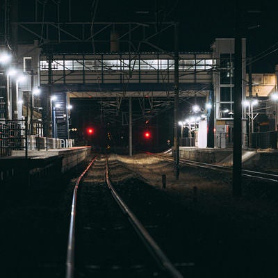 広野駅のホームと線路（夜）の写真
