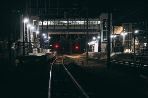 広野駅のホームと線路（夜）の写真