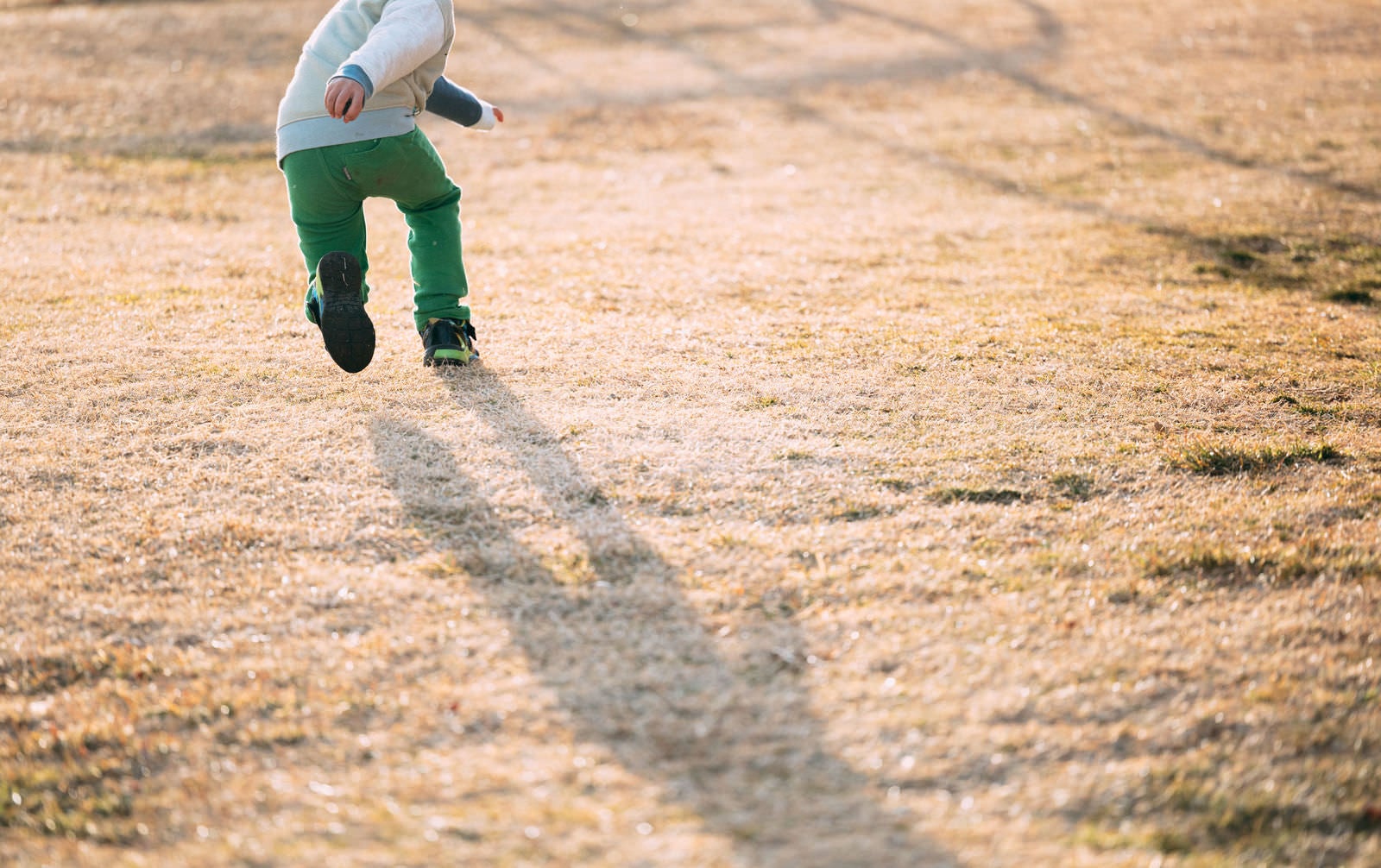 「夕暮れ時に天神岬スポーツ公園で遊ぶ子ども」の写真