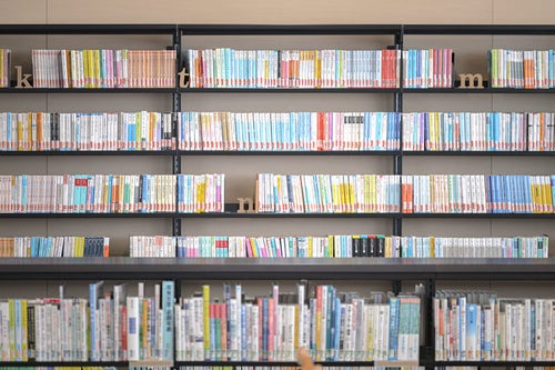 ふたば未来学園の図書室の本棚