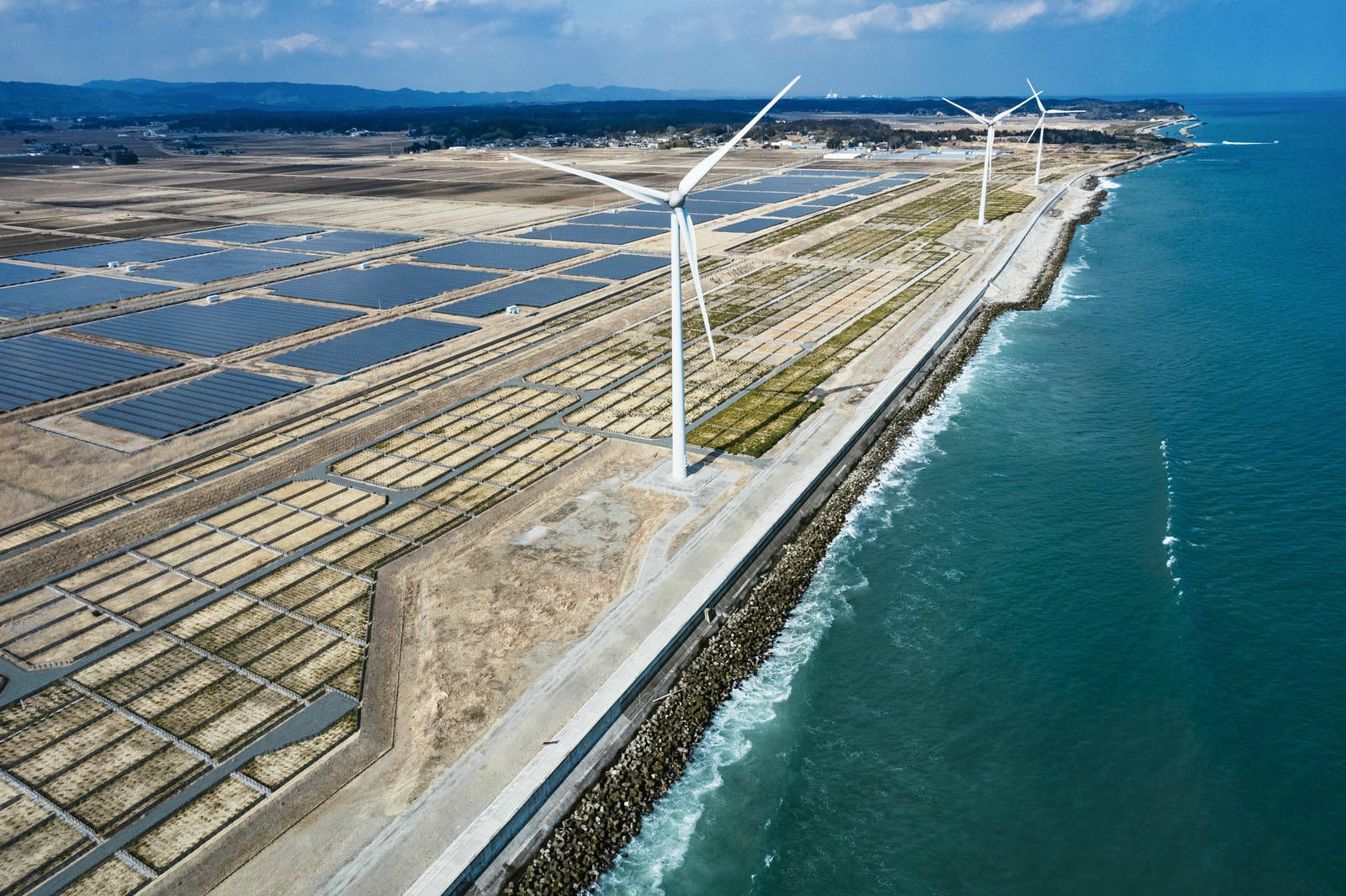 「南相馬市鹿島区の海と風車と太陽光パネル」の写真