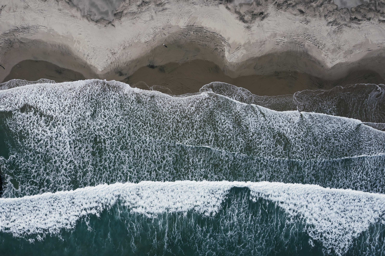 「北泉海岸の波と砂浜」の写真