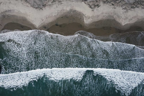北泉海岸の波と砂浜の写真
