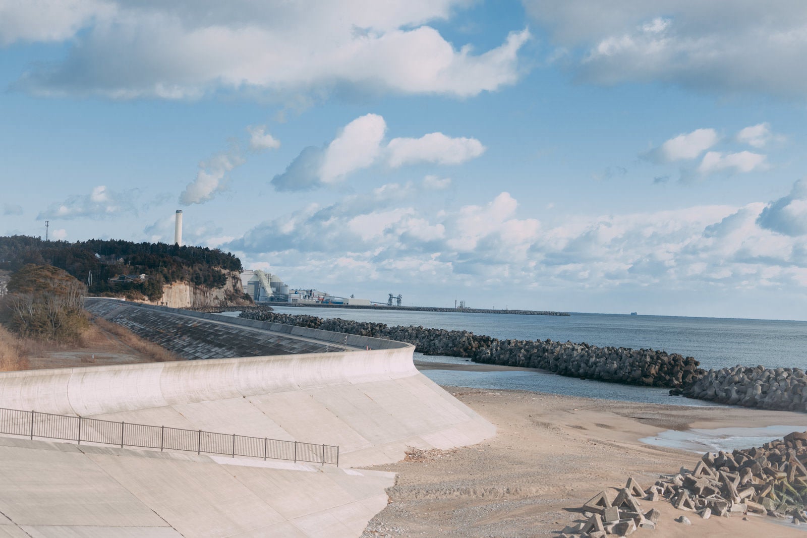 「広野町防災緑地から見た海岸沿いの眺め」の写真