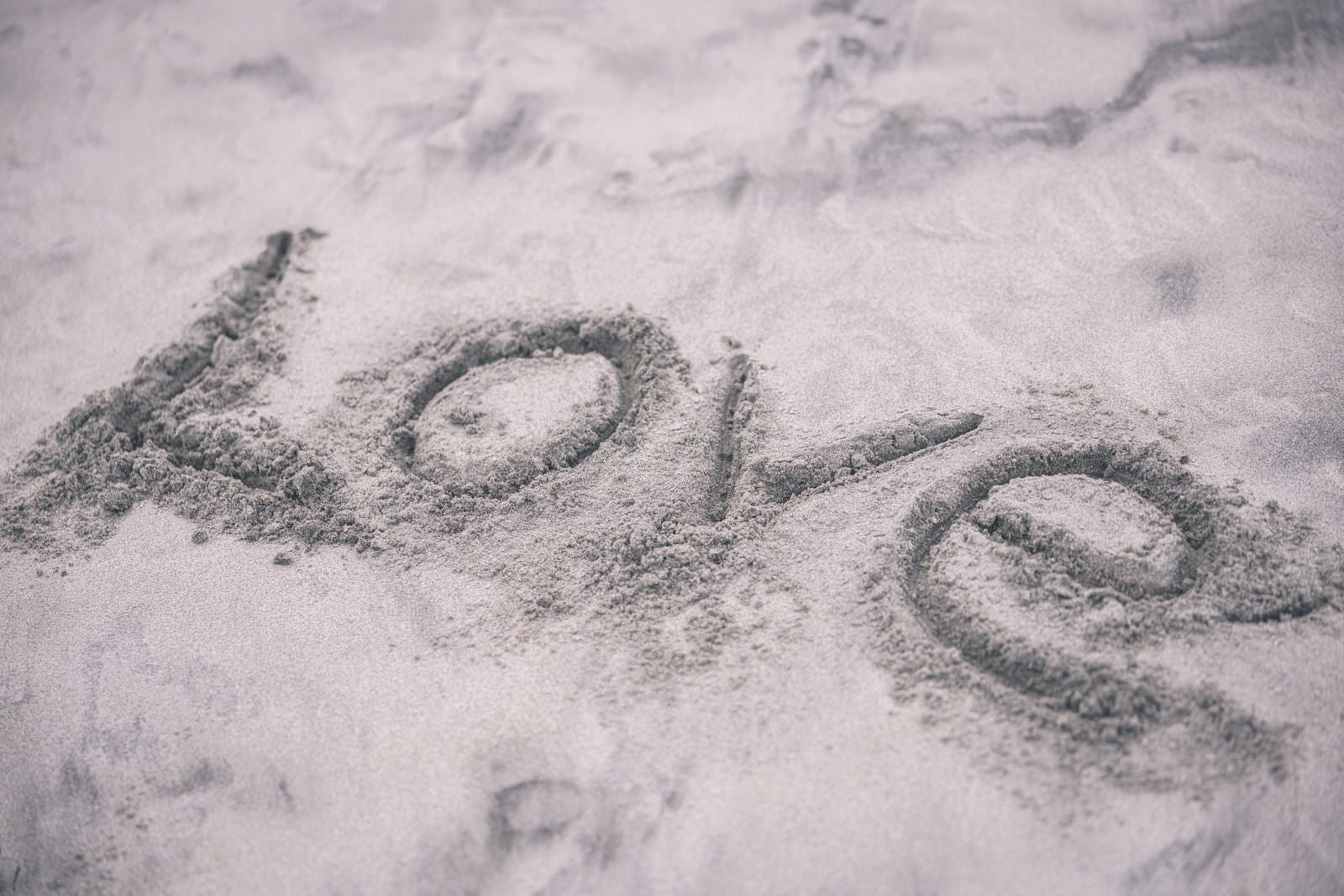 「北泉海岸の砂浜に書いたLoveの文字」の写真