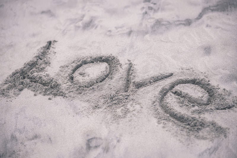北泉海岸の砂浜に書いたLoveの文字の写真
