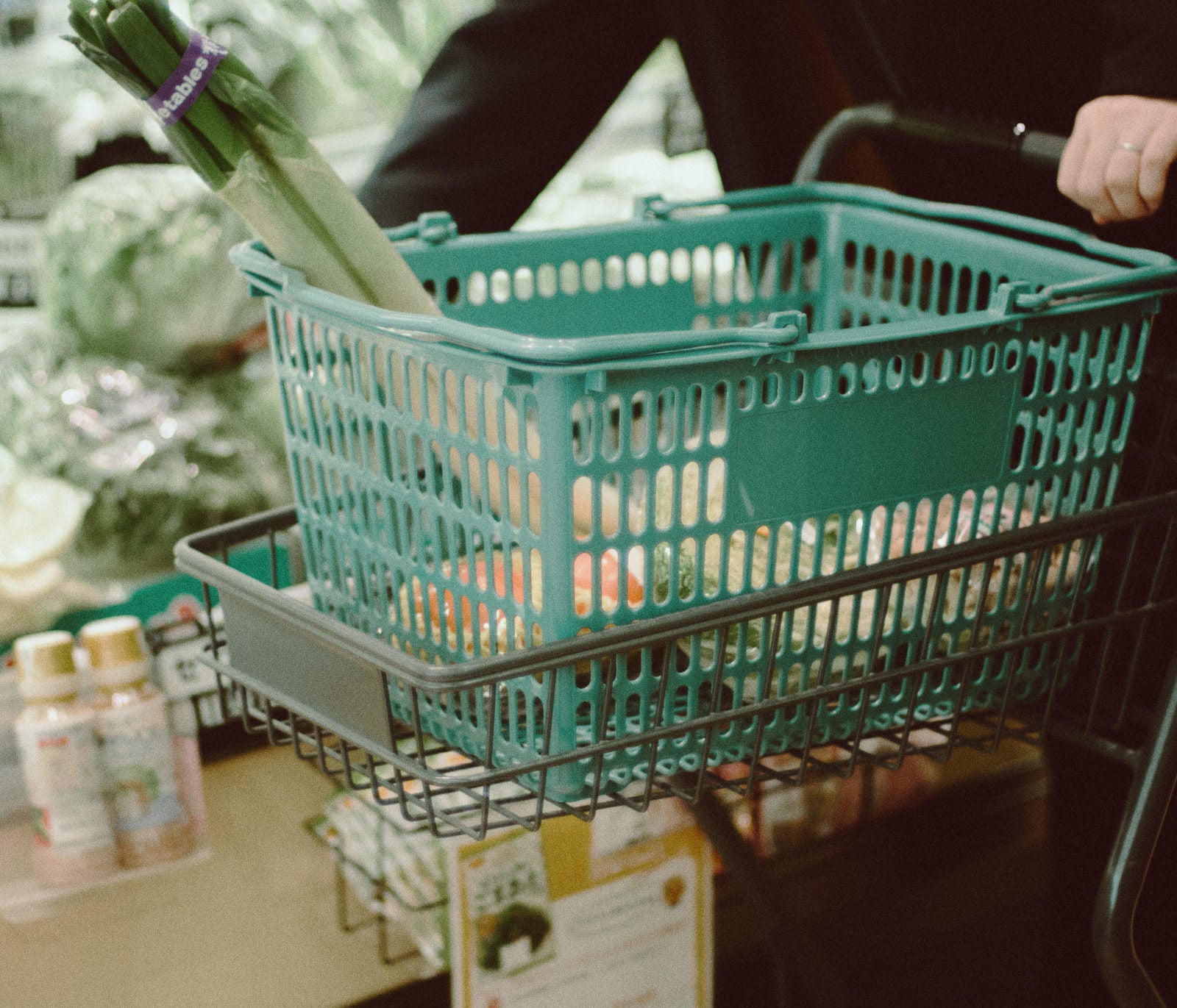 「小高ストアでカートに野菜をいれてお買い物」の写真