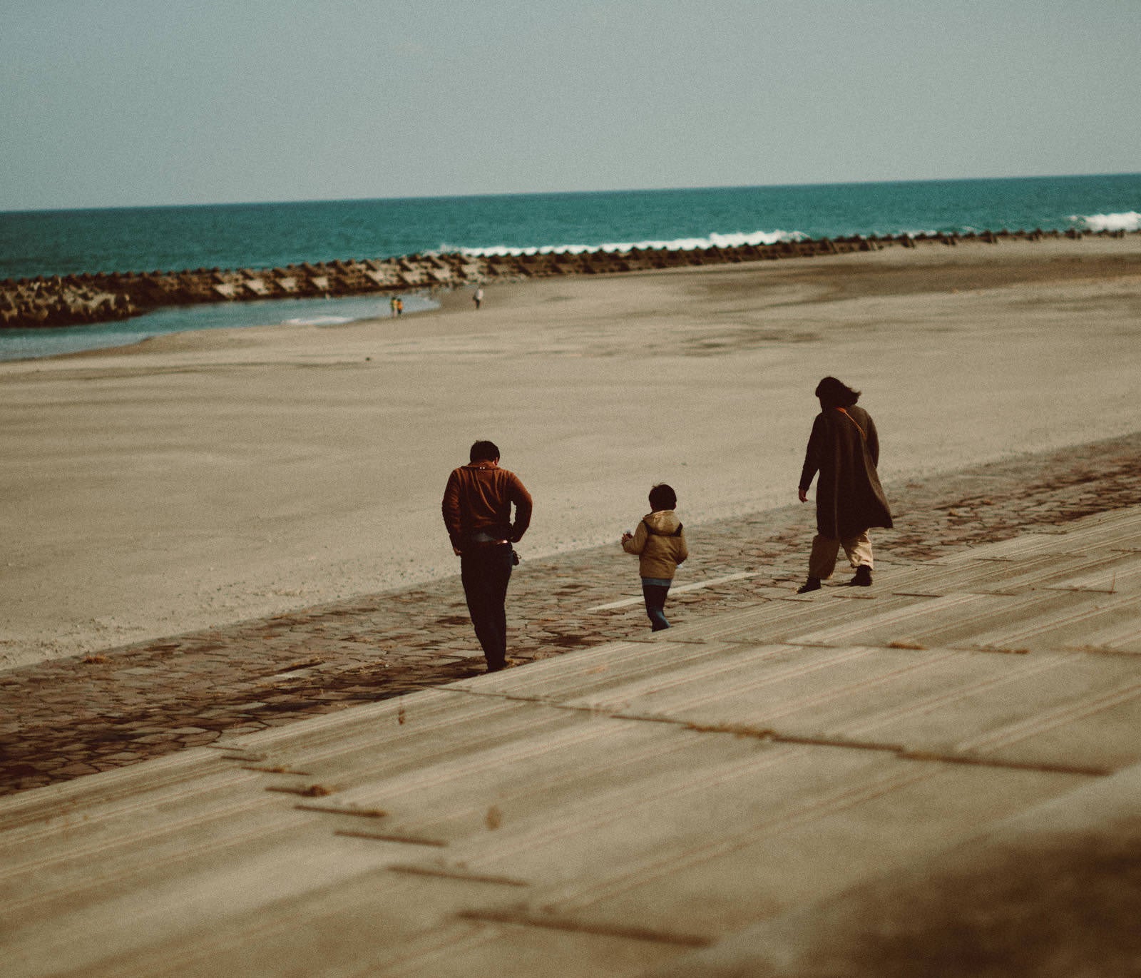 「北泉海岸を訪れる家族連れ」の写真