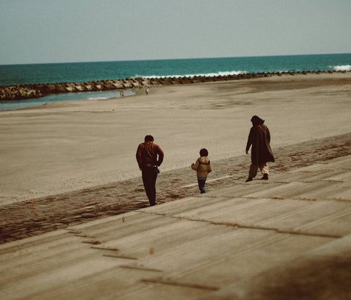北泉海岸を訪れる家族連れの写真
