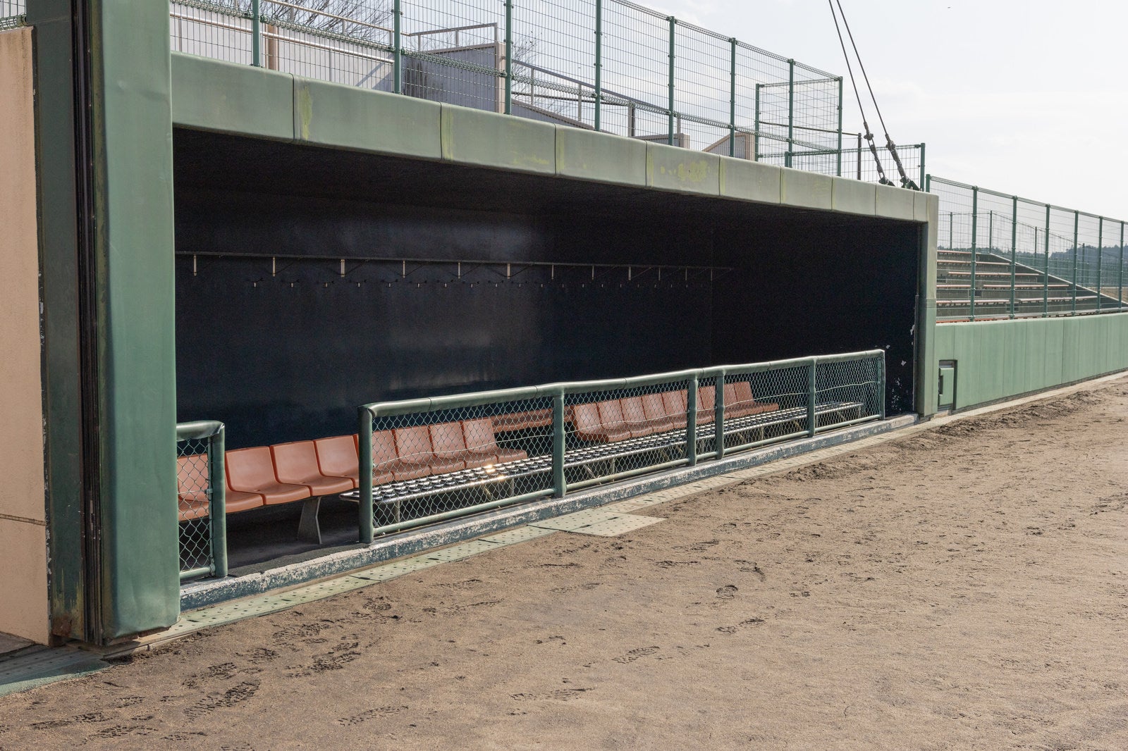 「みちのく鹿島球場の三塁側ベンチ」の写真