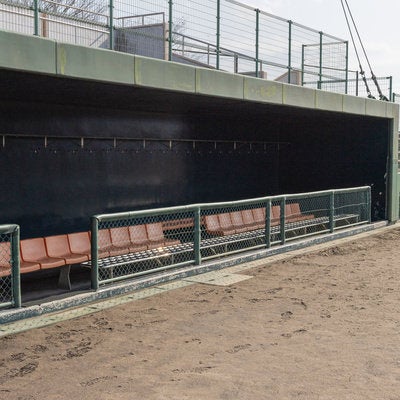 みちのく鹿島球場の三塁側ベンチの写真