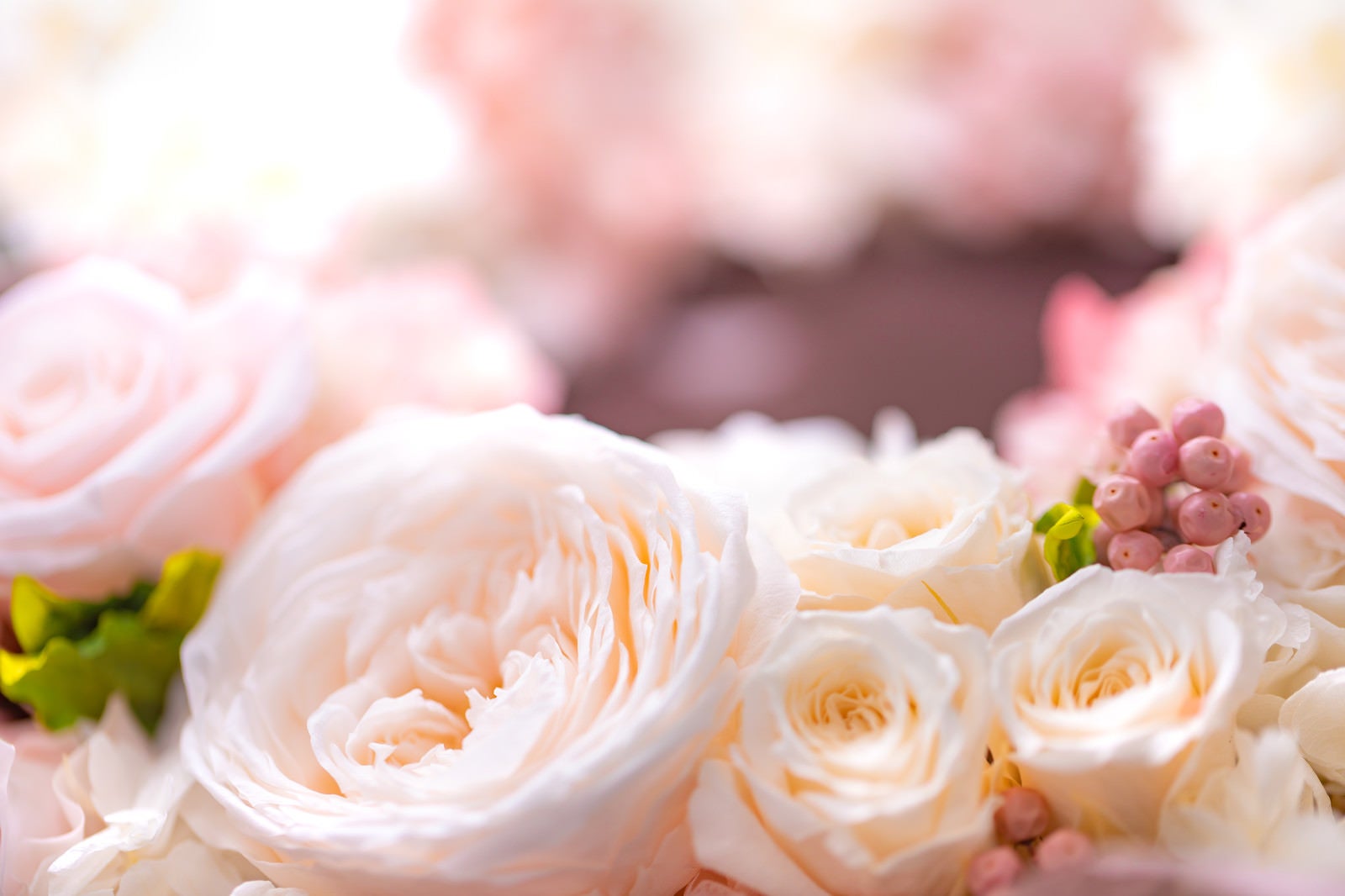 「白とピンクの花で作った贈り物」の写真