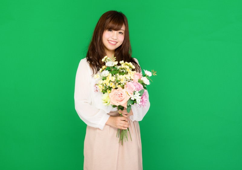 花束を持った笑顔の女性（グリーンバック）の写真