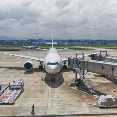 福岡空港と旅客機の写真