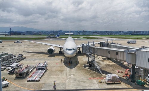 福岡空港と旅客機の写真